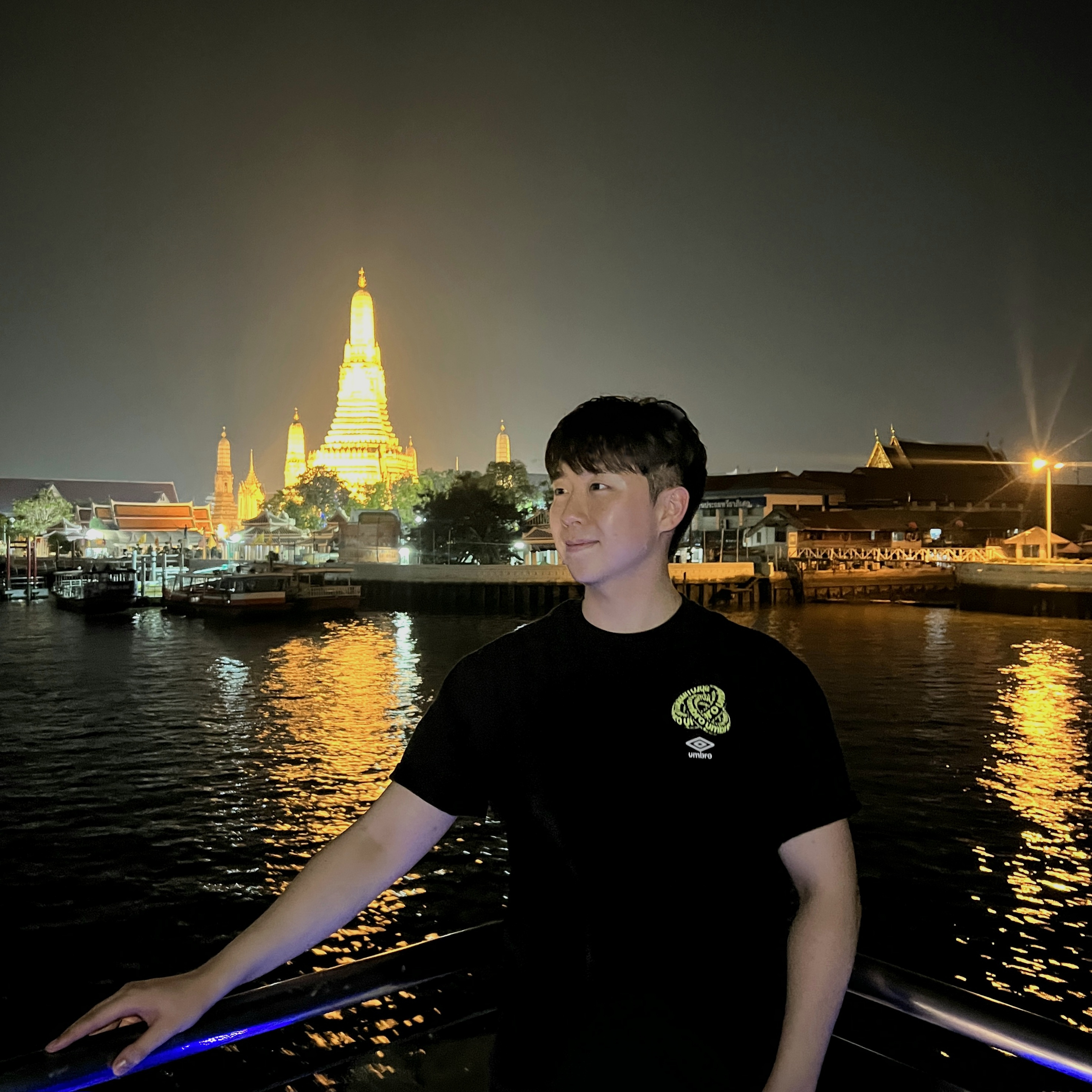 카메라를 들고 산책 중인 김남윤