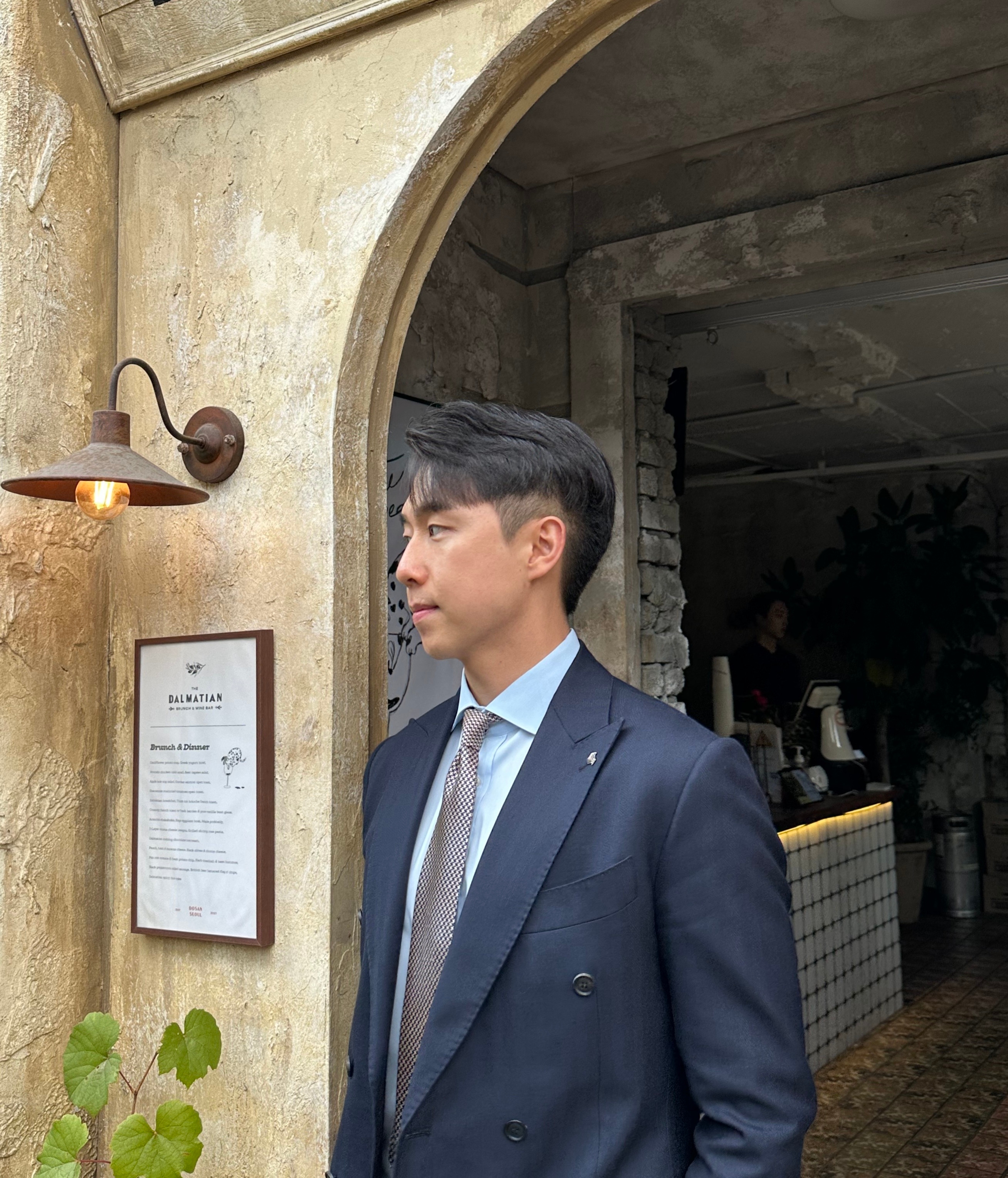 카페 창가 자리에서 차를 마시는 김남윤