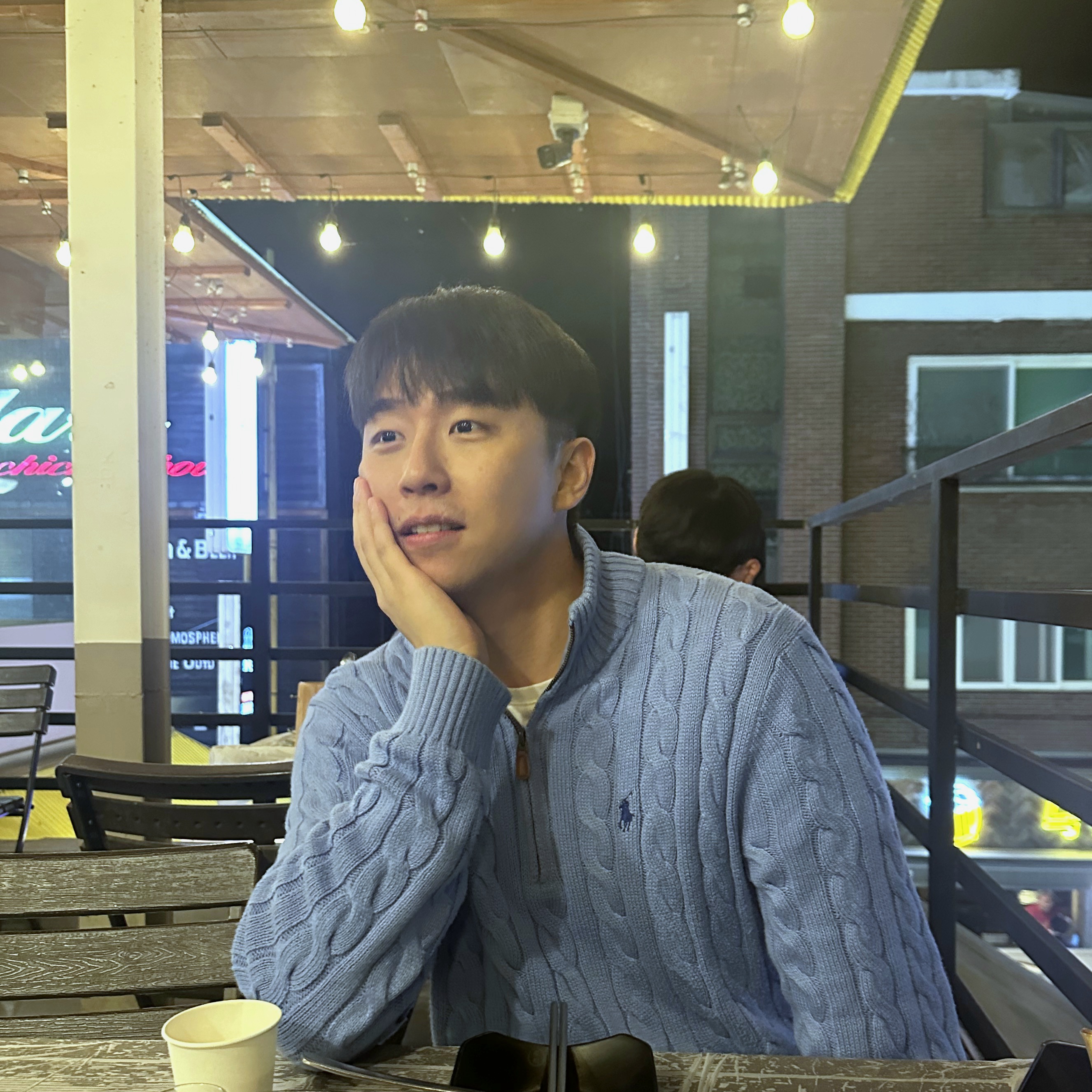 노을이 지는 길 위를 걷는 김남윤