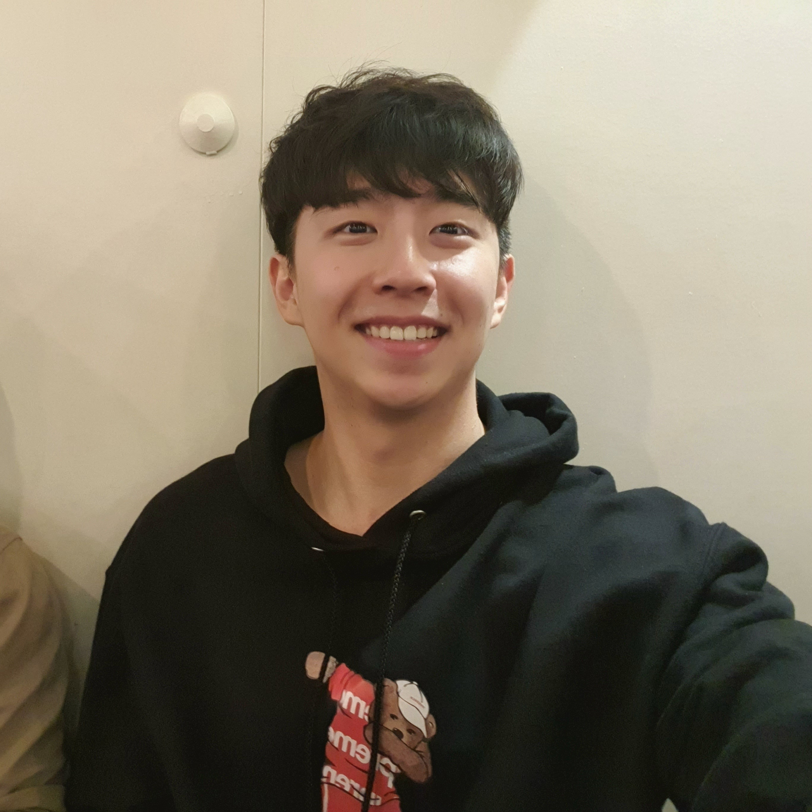 밤하늘 아래 반짝이는 조명과 김남윤